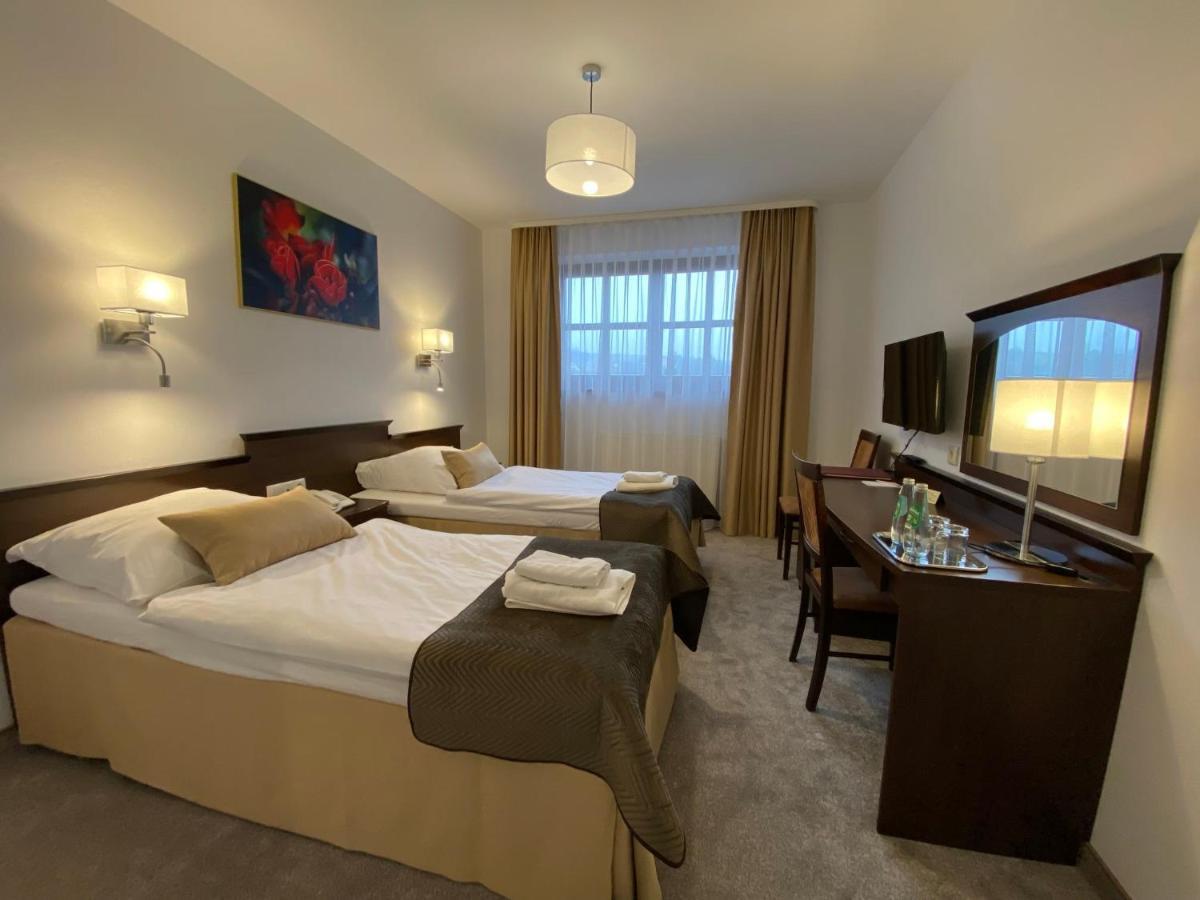 Hotel Tadeusz Uszew Bagian luar foto